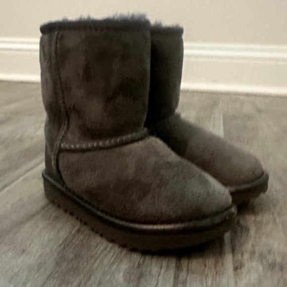 Ugg Classic Mini Toddler Boot - Size 8 - Picture 3 of 8